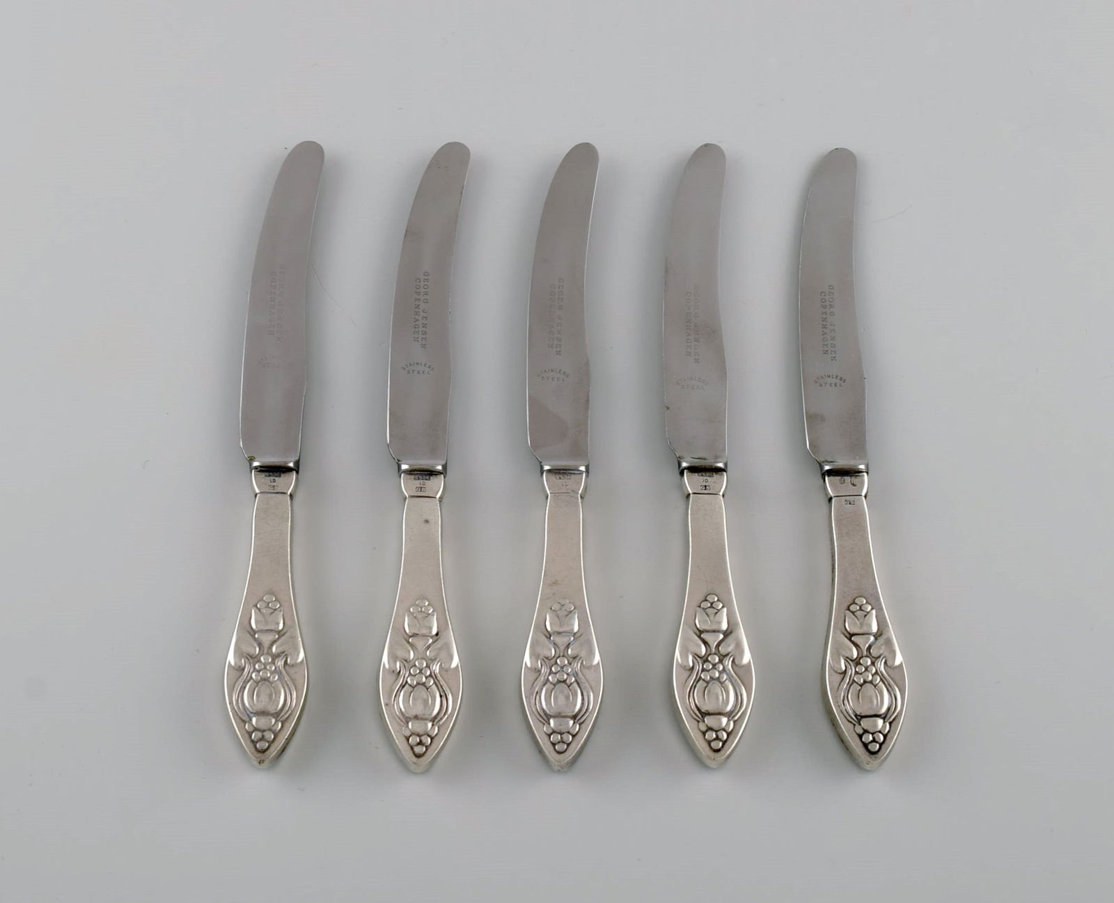 Five rare and antique Georg Jensen Bell lunch knives in sterling silver and stainless steel. 1910's. (1 of 4)