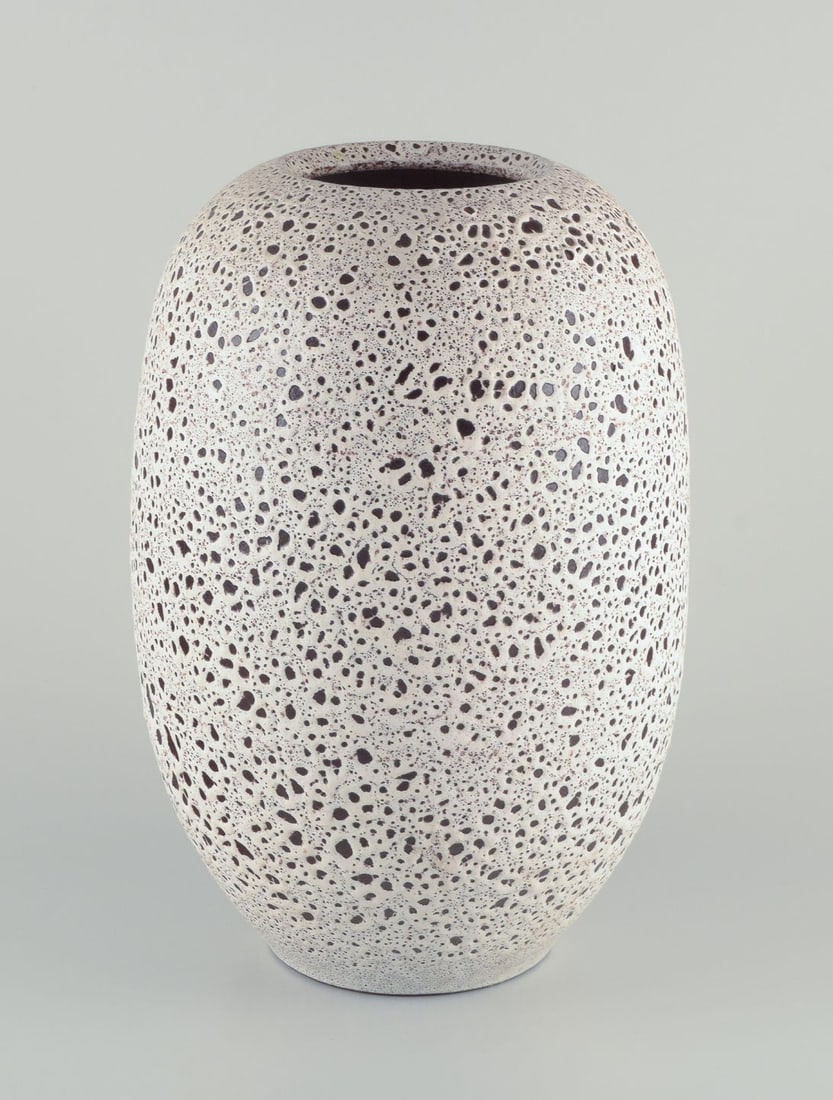 Richard Uhlemeyer, German studio ceramist. Large ceramic floor vase. Lava glaze. 1940s.: Richard Uhlemeyer (1900-1954), German studio ceramist. Large ceramic floor vase. Lava glaze. 1940s. In perfect condition. Marked. Dimensions: H 40.5 cm x D 26.0 cm. Reserve: $770.00 Shipping: Domesti