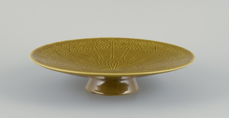 Upsala Ekeby/Gefle, Sweden. Large ceramic centerpiece. Geometric pattern. Green-yellow glaze.: Upsala Ekeby/Gefle, Sweden. Large ceramic centerpiece. Geometric pattern. Green-yellow glaze. Marked. Mid-20th century. In excellent condition. Dimensions: Diameter 30.0 cm x Height 6.5 cm. Reserve: