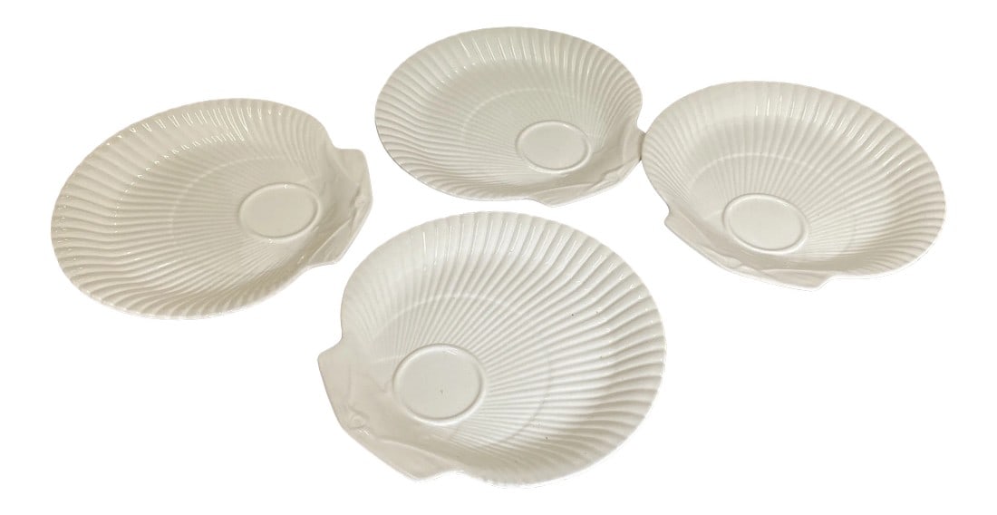 Vintage Wedgwood of Etruria Nautilus Shell Dinner Plates- Set of 4: Beautiful Vintage Wedgwood of Etruria Nautilus Shell Dinner Plates , Made in England are absolutely stunning! Rare find to have 4 in total. Condition: Alterations: Original Condition Unaltered Imperfe