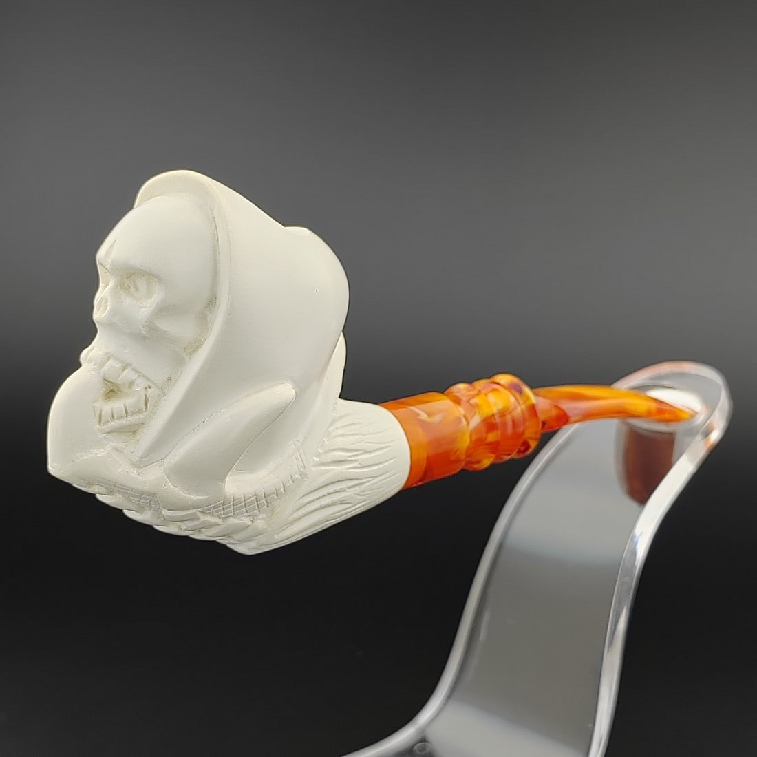 Skull Meerschaum Pipe: Title: Skull Meerschaum Pipe Materials: Meerschaum Dimension: 5.7 inch(14.5cm) Additional Information: Skull,Hand Meerschaum Pipe. Made in Turkey,Eskisehir by Meerschaum Carve Master.Best Quality Bloc