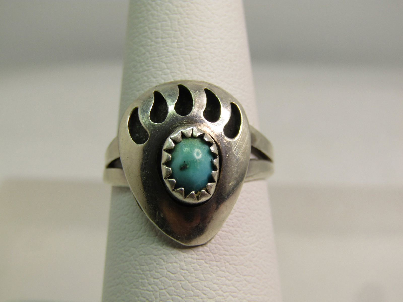 Vintage Sterling Southwestern Turquoise Bear Paw Ring, Sz. 6, 1960's-1970's: Vintage Sterling Turquoise Bear Paw Ring, Sz. 6, Appx. 3.09 grams. 1960's-1970's, possibly later. this has a raised pear paw over the top of the finger with the toe nails being a cut-out design with r
