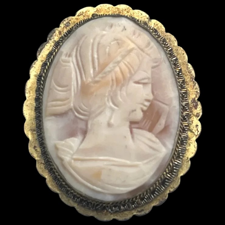 Vintage Scalloped Edge and Silver Framed Shell Cameo Brooch/ Pendant (1 of 6)