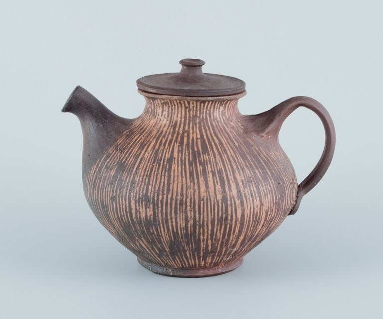 Gutte Eriksen (1918-2008), own studio, Denmark. Unique ceramic teapot. Raku-fired. Glaze in brown: Gutte Eriksen (1918-2008), own studio, Denmark. Unique ceramic teapot. Raku-fired. Glaze in brown and yellow tones. Approximately 1970. Signed. In perfect condition. Dimensions: Width 22.0 cm x Height