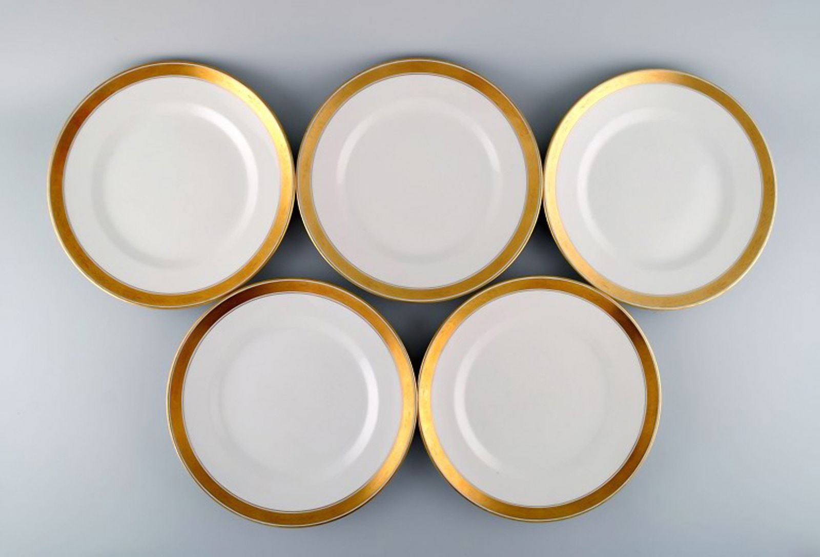 Royal Copenhagen Dagmar, White. Five porcelain dinner plates with gold edge. Model number 607/9586.: Royal Copenhagen Dagmar, White. Five porcelain dinner plates with gold edge. Model number 607/9586. Diameter: 25 cm. 1st factory quality. In very good condition. Stamped. Reserve: $175.00 Shipping: D