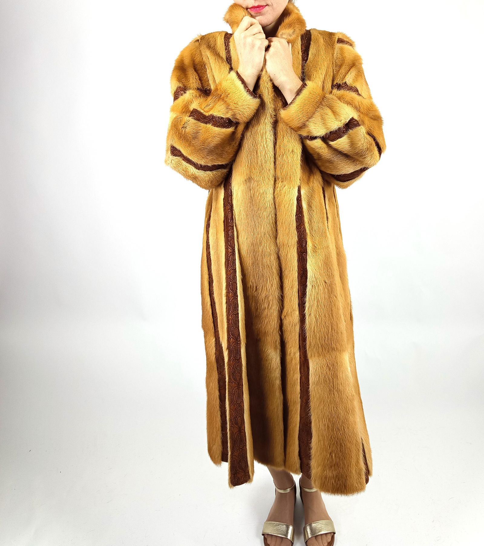 GOLDEN MINK FUR COAT EU: XL ; US: 20: Title: GOLDEN MINK FUR COAT EU: XL ; US: 20 Dimensions: Approximate size- EU: XL; US: 20 : Important details: Length: 125cm/49.21in -Shoulders width:45cm/17.72in -Sleeve Length:60cm/23.62in -Bust size