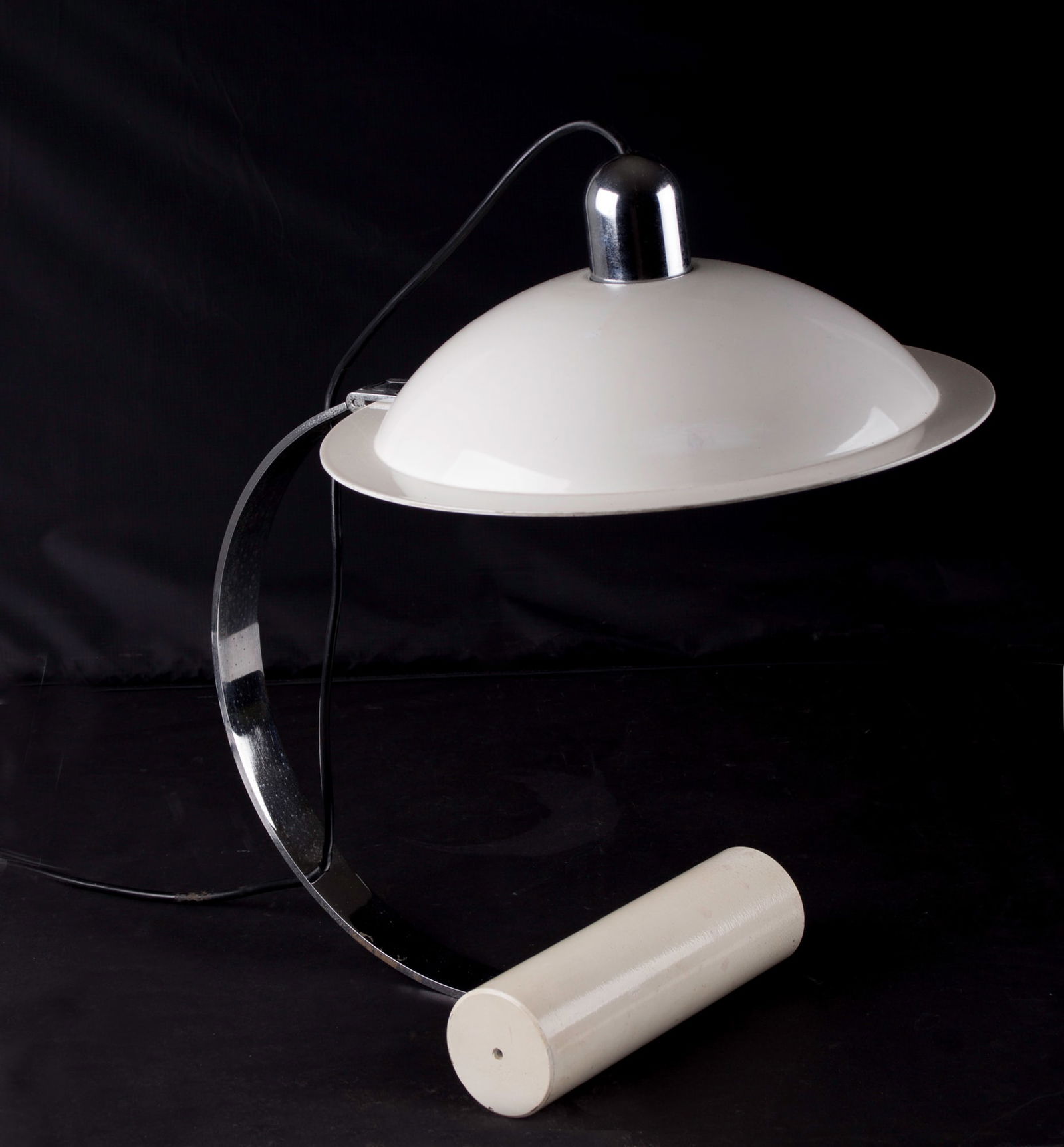 Lampiatta table lamp by Donato D'Urbino for Stilnovo 1970: Lampiatta table lamp by Donato D'Urbino, Jonathan De Pas and Paolo Lomazzi for Stilnovo, 1970s. made of chromed metal and enameled aluminum .Founded in Milan in 1946 by Bruno Gatta, Stilnovo was one o