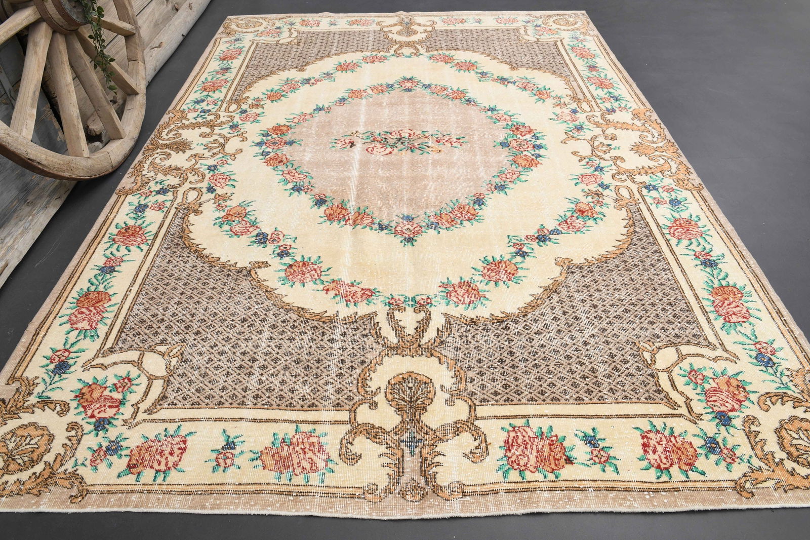 6'9x10'1 FLORAL ANTIQUE DÉCOR: Title:6'9x10'1 FLORAL ANTIQUE DÉCOR Origin:Turkeyli>Date/Period:1960 - 1970 Materials:Wool And Cotton Size:Width: 6.9 feet Length: 10.1 feet Description:This Turkish one-of-a-kind Vintage Turkish