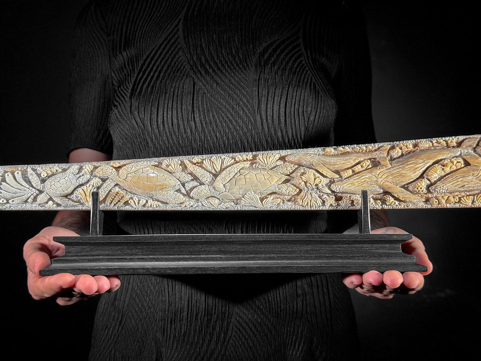 Beautiful engraved Swordfish rostrum - Marine motif: Title: Beautiful engraved Swordfish rostrum - Marine motif Maker:Unknown Origin: Indonesia Date/Period:2025 Materials:Xiphias Gladius, Bone, Wood Dimensions:Length: 86 cm / 33.8 inches Description:Thi