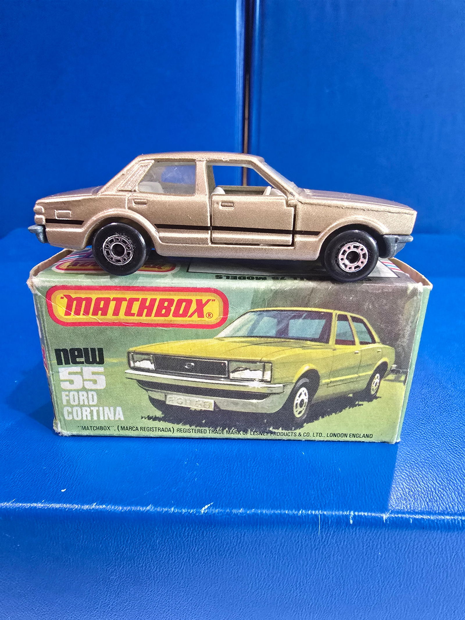 #25 Ambulance, England silver painted base, white body, labels, blue glass: Title: Matchbox Yellow Picture BoxDescription: #25 Ambulance, England silver painted base, white body, labels, blue glassDate/Period: 1982Materials: MetalDimensions: 1/64 Reserve: $10.00 Shipping:</