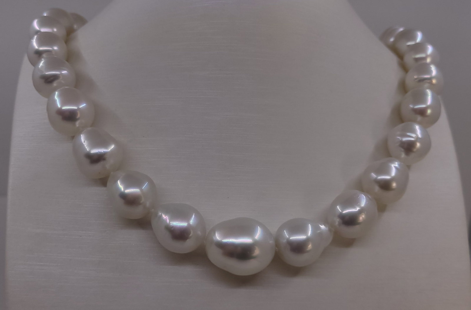 Necklace PSL Certified Australian South Sea Pearls - Huge Size - 12.0x16.6mm: Title:Necklace PSL Certified Australian South Sea Pearls - Huge Size - 12.0x16.6mm Description:This necklace is in the category of the strongest Teri according to the tested results and the P.S.L crit