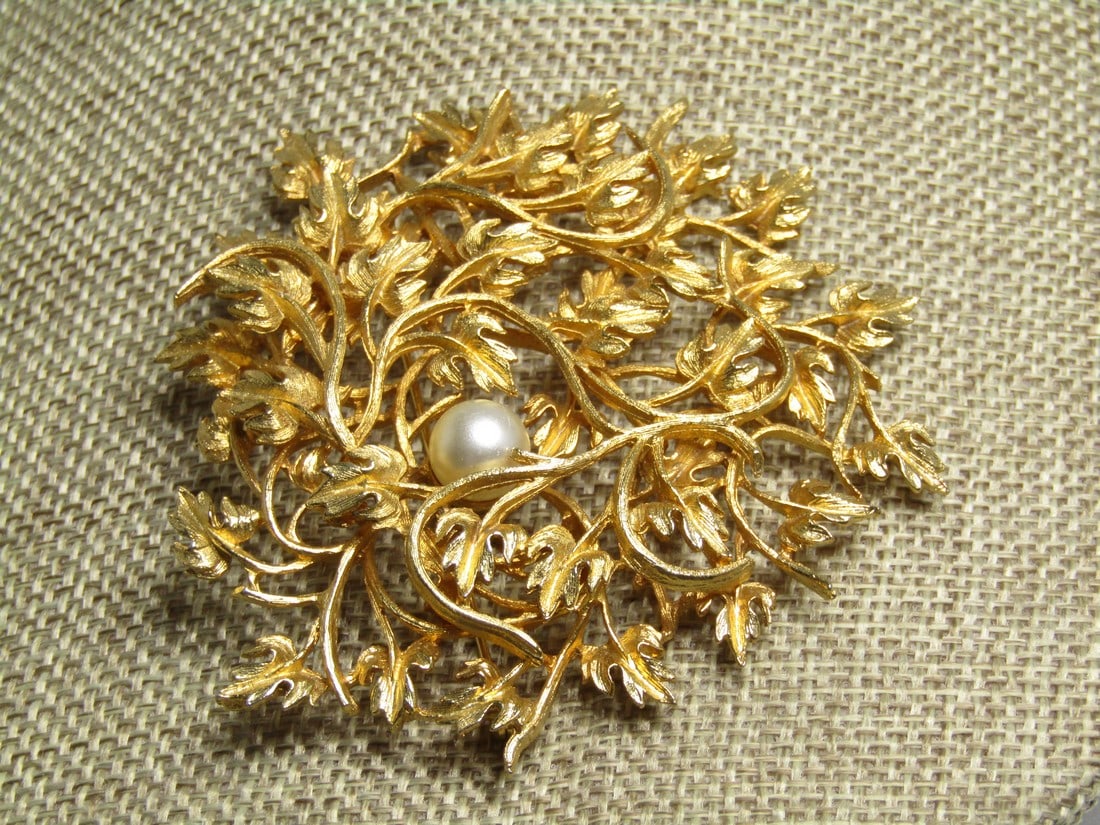 Vintage Cluster & Tiered Leaf Brooch, Single Faux Pearl, 1970's-1980's: Vintage Cluster & Tiered Leaf Brooch, Single Faux Pearl, 1970's-1980's. Gold tone with a vine of leaves in a stacked cluster with a single appx. 8mm faux pearl. Gold tone textured finish with locking 