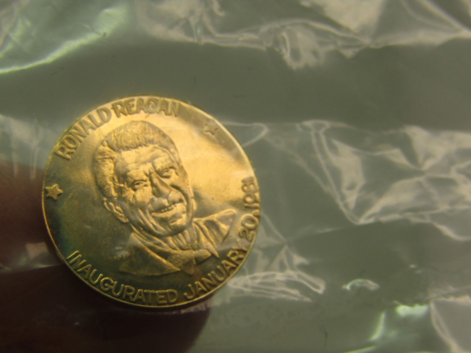 14kt Gold Ronald Regan Inaguration Coin in Blue Velvet Original Box, 1981 (1 of 6)