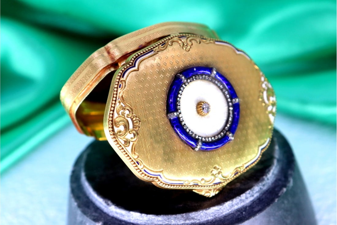 Guilloche gold pill box with brilliant-cut diamond in the center with surrounding enamel, diamond: Title:Guilloche gold pill box with brilliant-cut diamond in the center with surrounding enamel, diamond chips, enameled border and back with profusely defined engravings. Description:Description: Guil