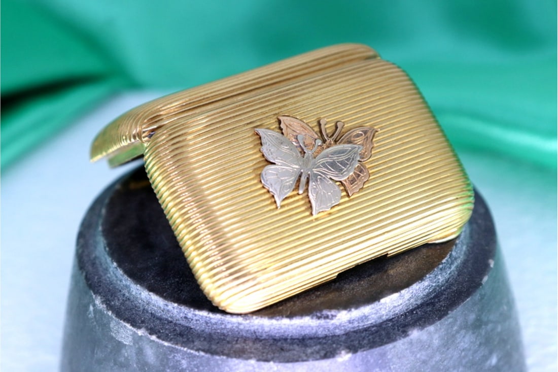 Pill box in guilloche gold with a pair of two-tone butterflies in relief on the lid.: Title:Pill box in guilloche gold with a pair of two-tone butterflies in relief on the lid. Description:Description: Guilloche gold pill box with a pair of two-tone butterflies in relief on the lid. Me
