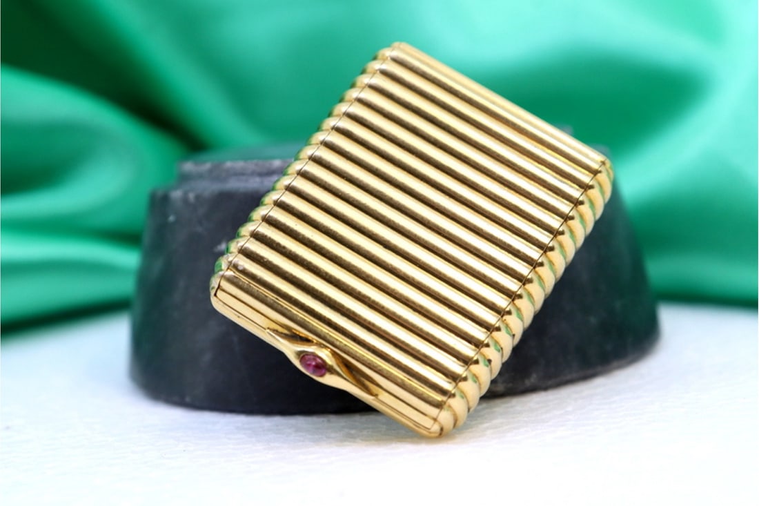 Gold matchbox with gummed reliefs and garnet cabochon on the opening clasp: Title:Gold matchbox with gummed reliefs and garnet cabochon on the opening clasp Description:Description: Gold matchbox with gummed reliefs and garnet cabochon on the clasp. Metal: Gold. Origin: Engli