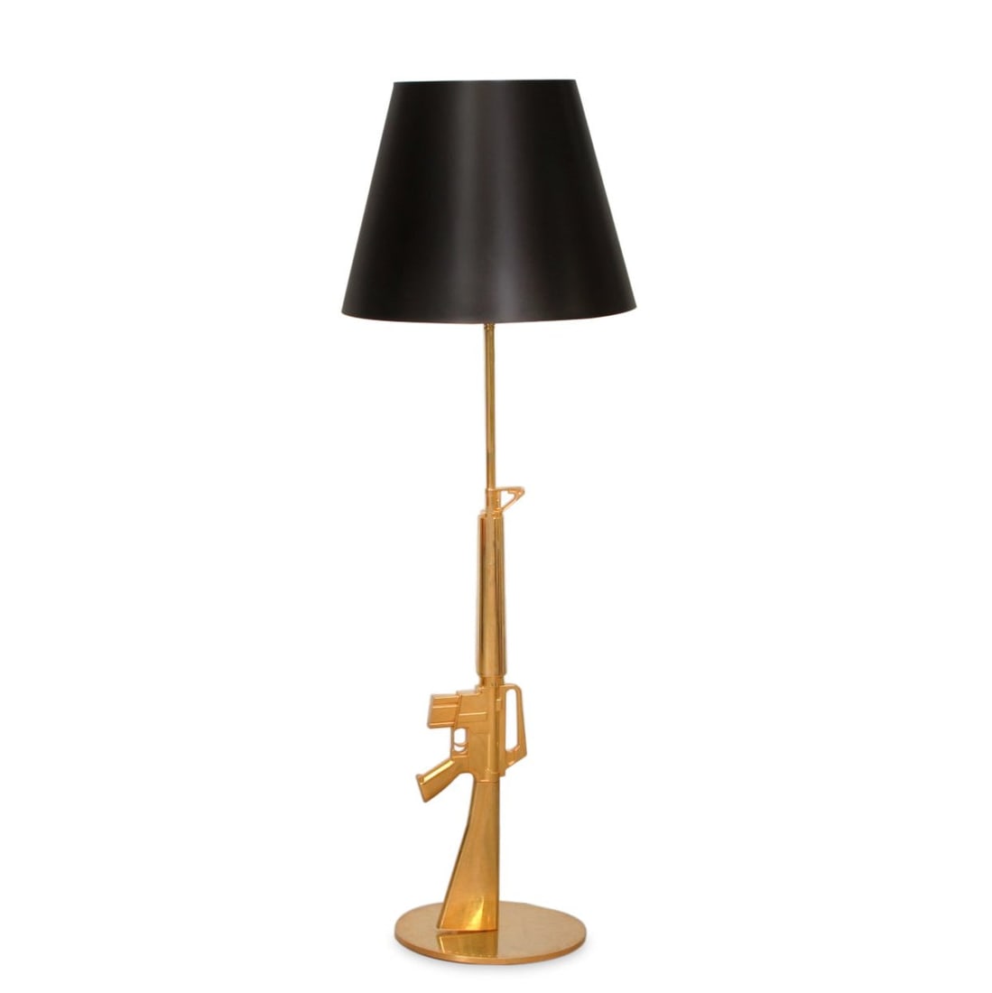 Philippe Starck Lounge Gun Gold by Flos Floor Lamp: Description: The Philippe Starck Lounge Gun Gold floor lamp by Flos is a striking and provocative piece that doubles as a work of art and a bold political statement. This floor lamp features an 18-car