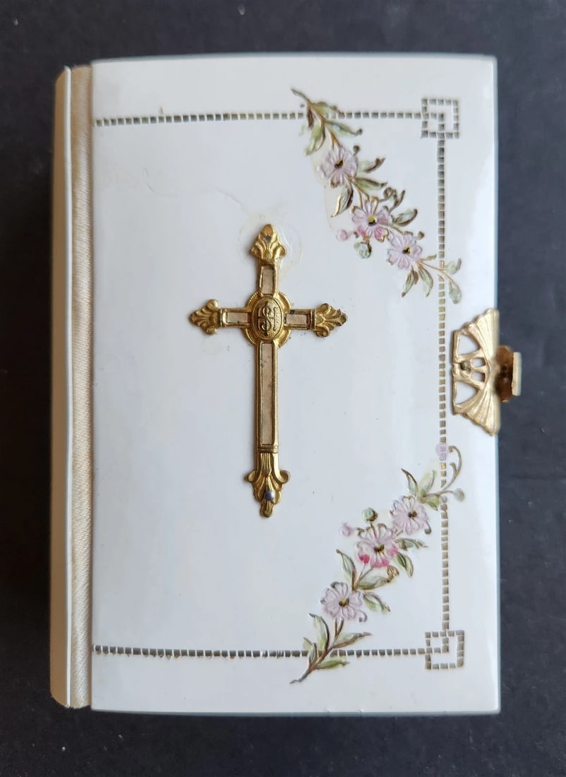 1899 PRAYER BOOK in GERMAN antique NICE BINDING w/ APPLIED CROSS DECORATION: (THE MIRACLES OF DIVINE LOVE IN THE MOST HOLY SACRAMENT OF THE ALTAR by M. Heyret J.Steinbrener: Winterberg, Vienna, New York ; 1899 Nice gilt binding with applied brass cross ornament Intact clasp. A