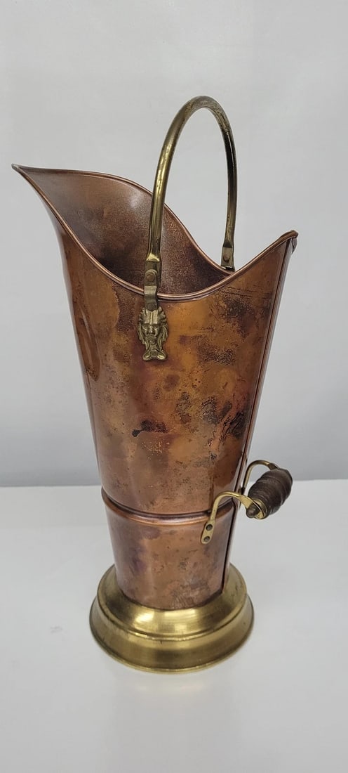 Vintage Copper & Brass Petite Fireplace Accessories Cool Bucket Lion bust: Vintage Copper & Brass Petite Fireplace Accessories Cool Bucket Lion bust Holder Made in Portugal In good condition with minor wear, nice quality piece. Measures 17" H x 7"W x 10"D Reserve: $161.00 S