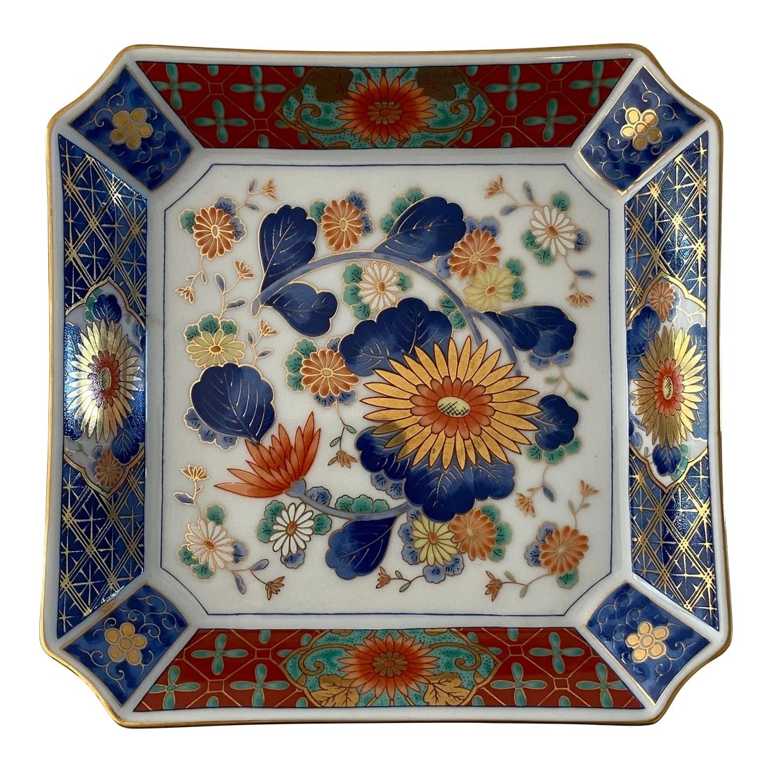 Vintage 1980s Japanese Otagiri Imari Style Square Floral Porcelain Catchall: Beautiful hand painted Imari-style floral Japanese porcelain catchall from the 1980s. Square design has intricate detailing throughout. Fluid graphics on the back where a thick blue line was painted t