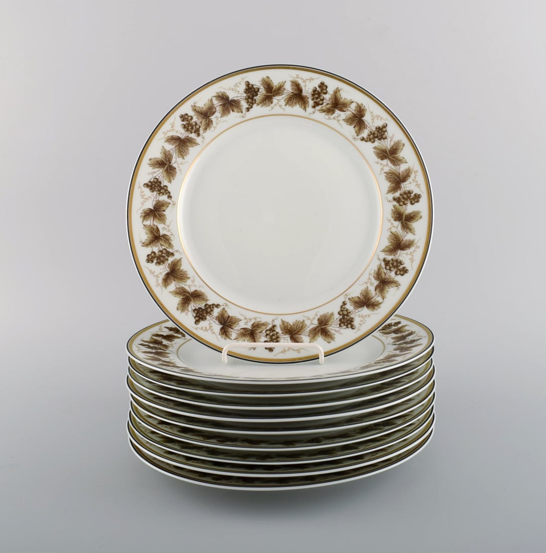 10 Limoges porcelain dinner plates with hand-painted grape vines and gold decoration. 1930s / 40s.: 10 Limoges porcelain dinner plates with hand-painted grape vines and gold decoration. 1930s / 40s. Diameter: 24 cm. In excellent condition. Stamped. Reserve: $350.00 Shipping: Domestic: Shipping rates