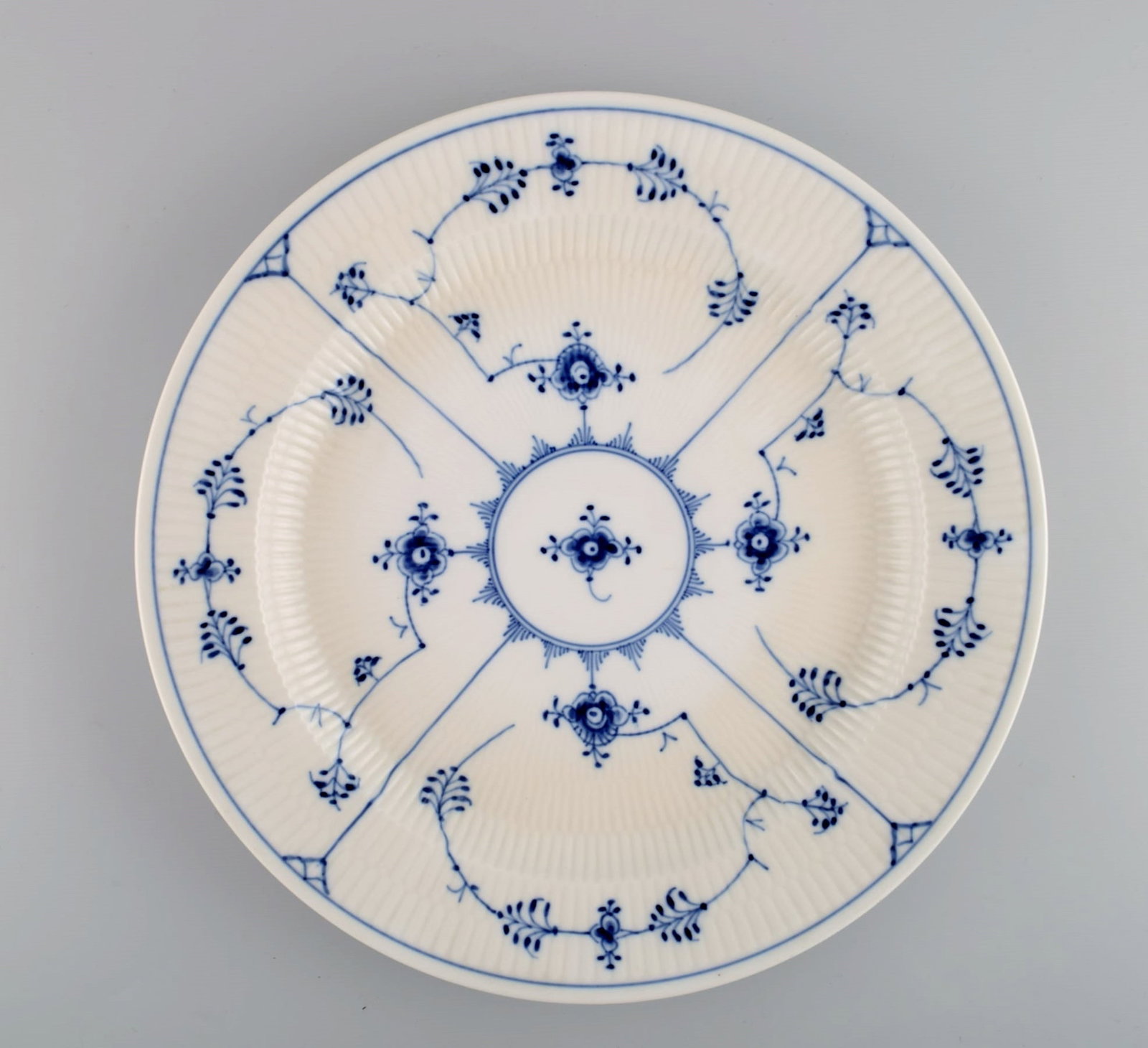 Royal Copenhagen Blue fluted Plain round serving dish. Model number 1/107. Dated 1948.: Royal Copenhagen Blue fluted Plain round serving dish. Model number 1/107. Dated 1948. Diameter: 33 cm. Stamped. 2nd factory quality. Reserve: $210.00 Shipping: Domestic: Shipping rates are determined