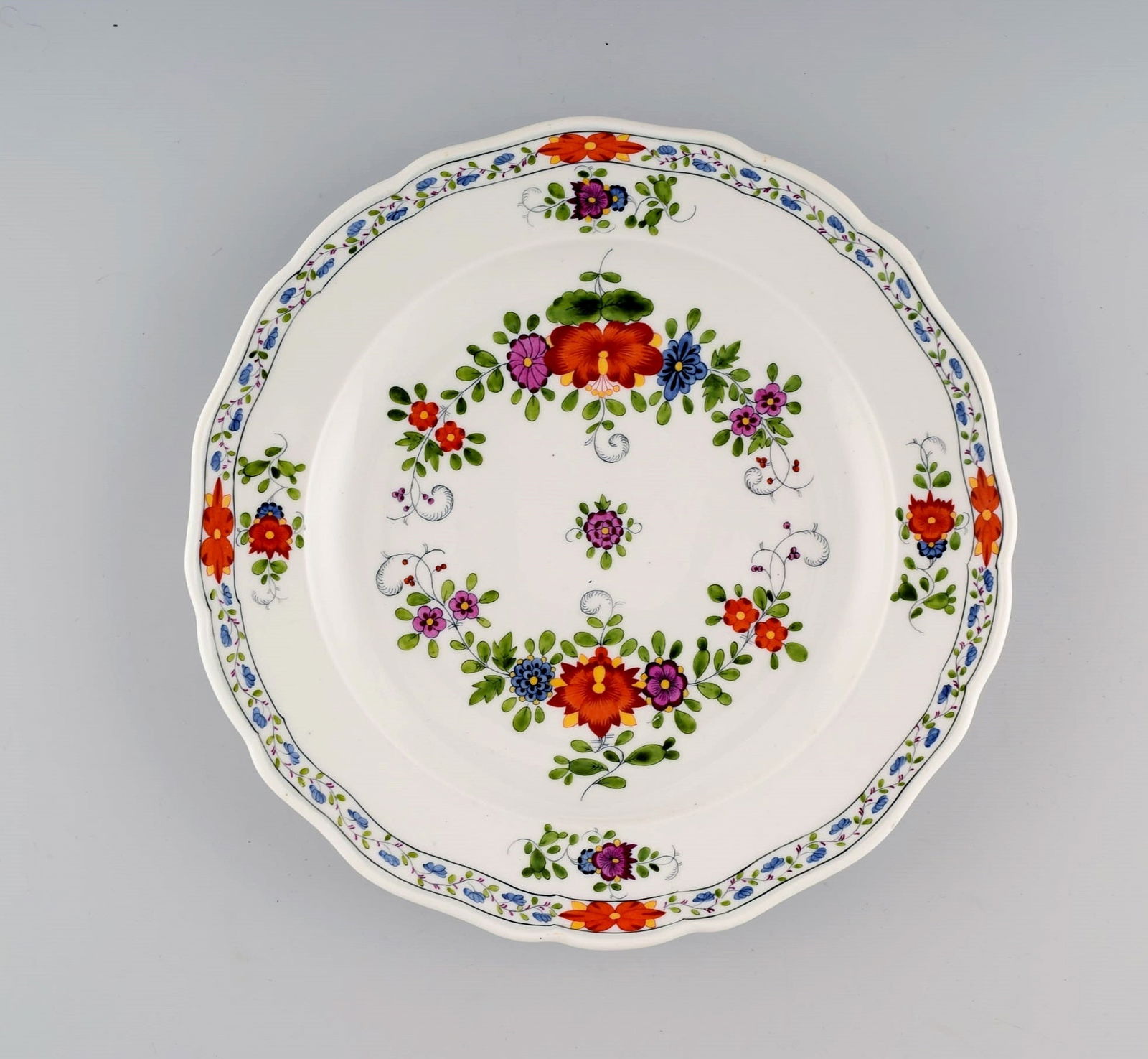 Antique Meissen dinner plate in hand-painted porcelain decorated with flowers. Ca. 1900.: Antique Meissen dinner plate in hand-painted porcelain decorated with flowers. Ca. 1900. Diameter: 25 cm. In excellent condition. Signed. 2nd factory quality. Reserve: $294.00 Shipping: Domestic: Ship