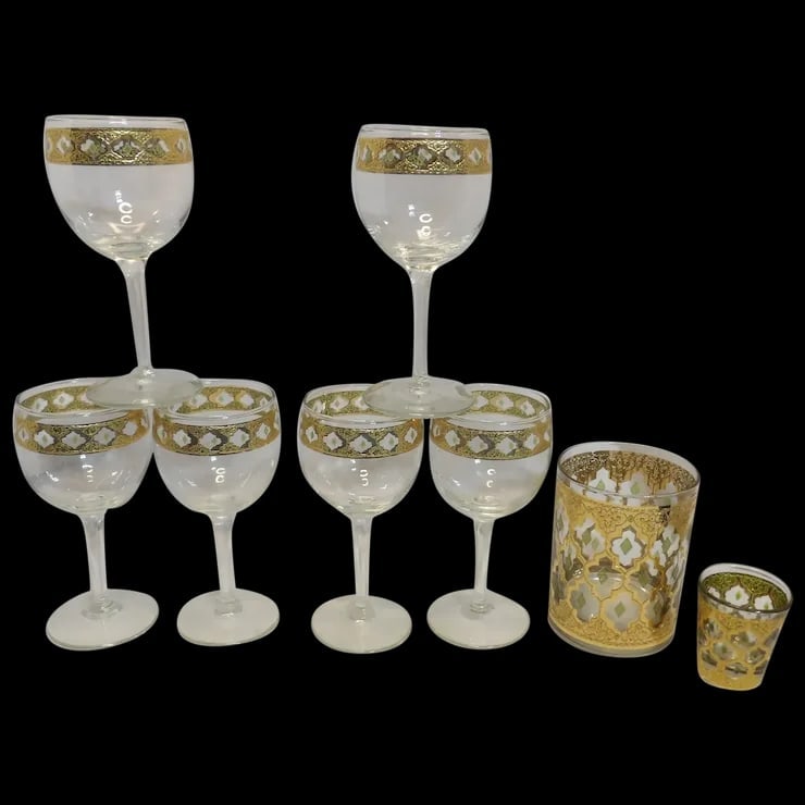 Set 6 Culver Valencia Wine Glasses –1 Double Old Fashioned, 1 Shot Glass in 22K Gold Design: This Set 6 Culver Valencia Wine Glasses –1 Old Fashioned, 1 Shot Glass in 22K Gold Design Mid-Century Modern Barware is in near mint condition. No loss of gold, scratches or stains. Wine glasses