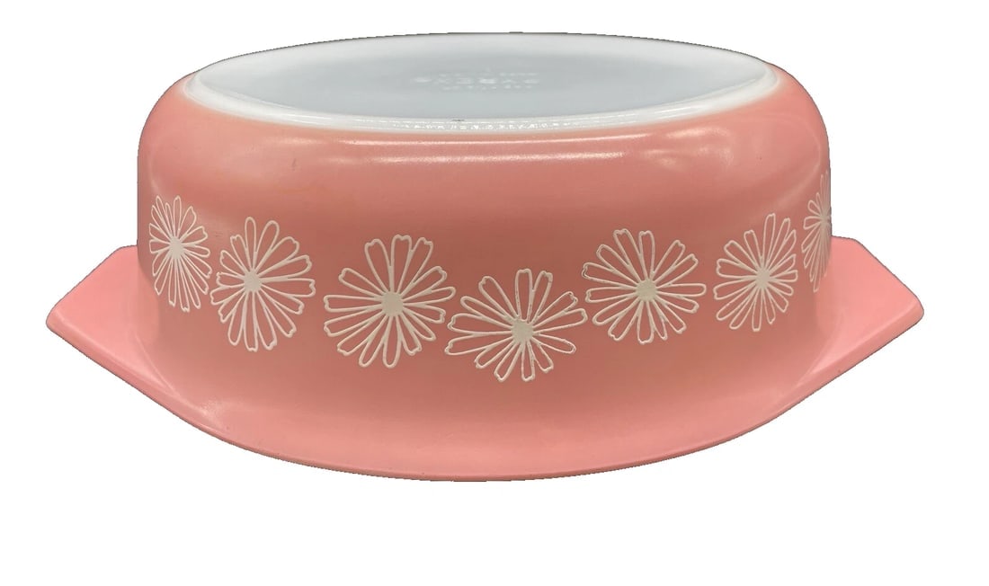 Vintage Pyrex Pink Daisy Oval 2 1/2 QT. # 045 Casserole Dish: Title: Vintage Pyrex Pink Daisy Oval 2 1/2 QT. # 045 Casserole Dish Date/Period: Dimension: 2 1/2 QT Material: Additional Information: This vintage Pyrex covered casserole dish features a pink daisy p