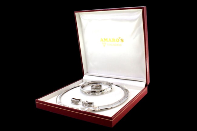 Sparkle in Style: Vintage Jewelry Auction