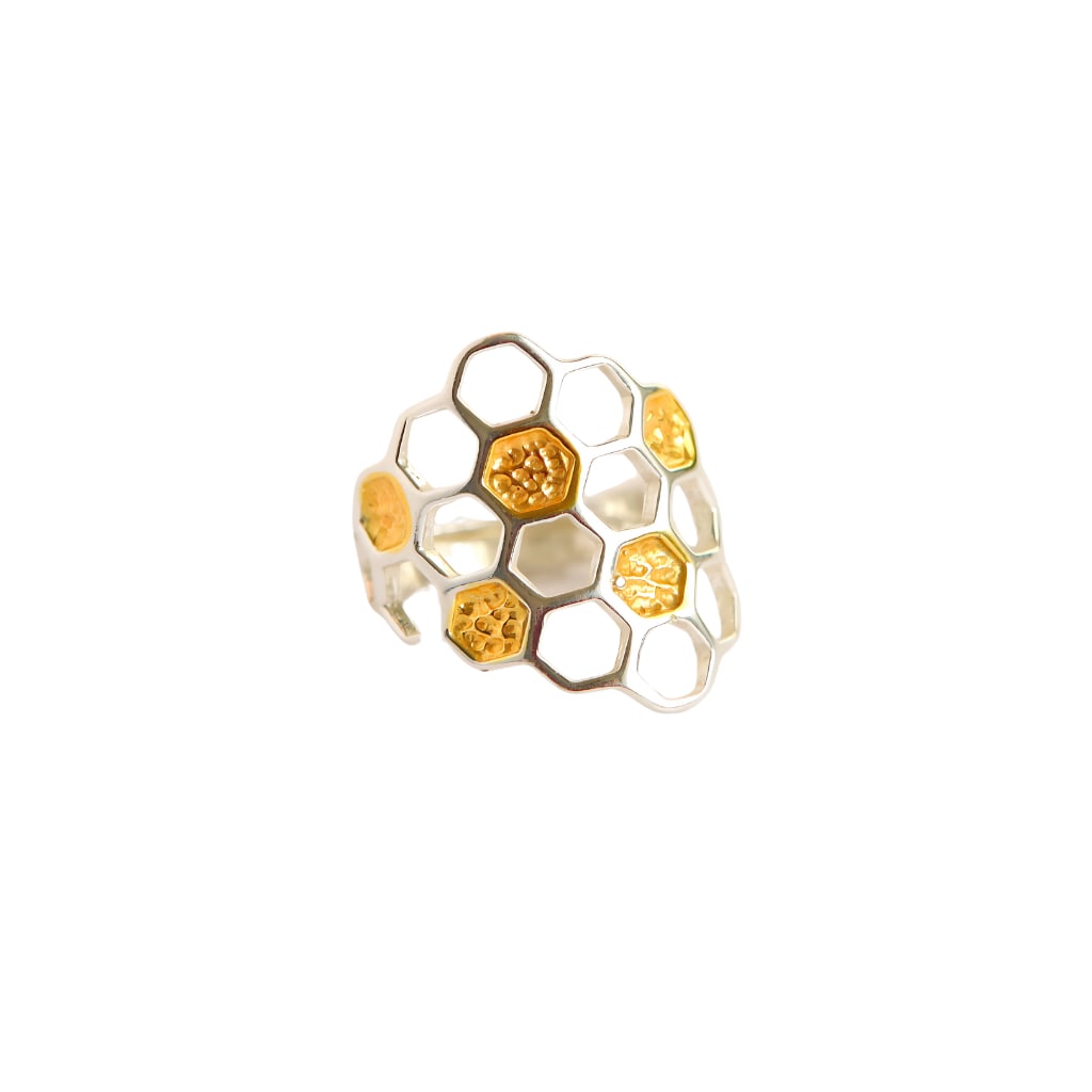 925 Sterling Silver Honeycomb Ring: Title:925 Sterling Silver Honeycomb Ring Description:925 Sterling Silver Honeycomb Ring Discover our exquisite 925 sterling silver honeycomb ring, elegantly adorned with luxurious 14k gold plating. Th