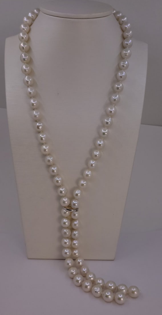 Necklace 10x11.5mm White Edison Freshwater pearls: Title: Necklace 10x11.5mm White Edison Freshwater pearls Description: Most freshwater pearls are nucleated by tissue, but Edison cultured pearls are nucleated with beads, exactly as saltwater pearls T