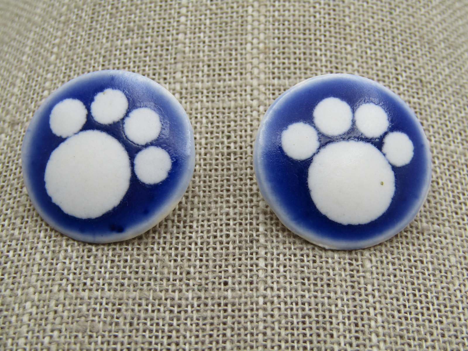 Vintage Pawprints Porcelain Earrings, Pierced, Pawprints Ink Card, Blue & White: Vintage Pawprints Porcelain Earrings, Pierced, Pawprints Ink Card, Blue & White. They are appx. 7/8" round and slightly domed and come with the original Pawprints Ink card. Glazed with blue background