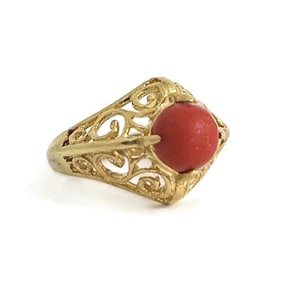 Vintage 1940's Round Cabochon Coral Filigree Ring 18K Yellow Gold, 3.05 Grams