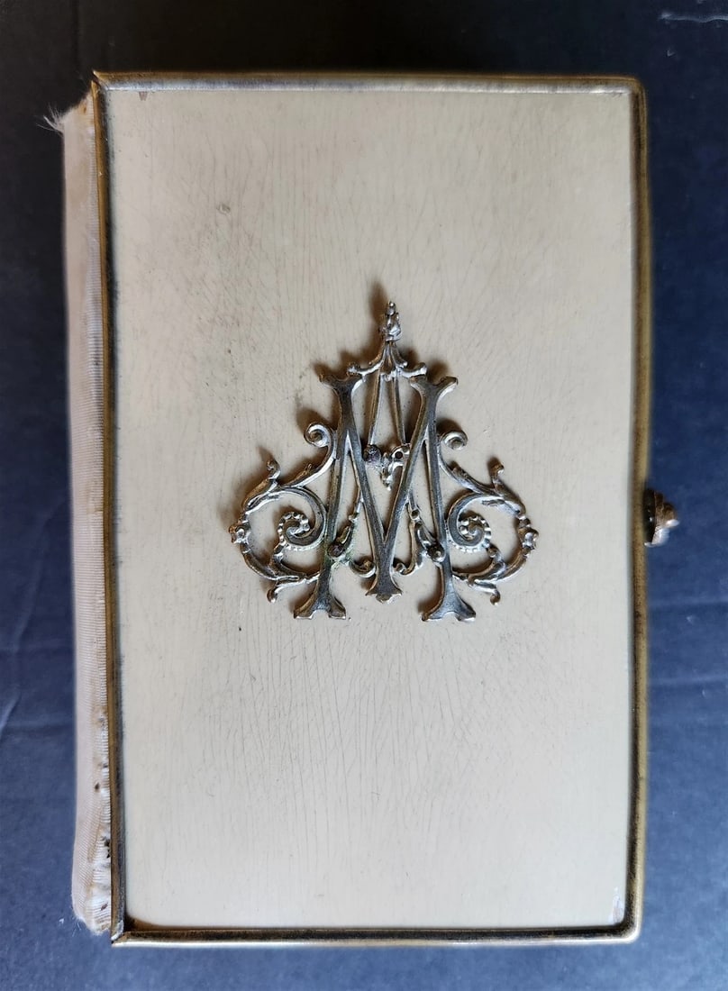 1879 PRAYER BOOK in FRENCH antique METAL DECORATED BINDING - PAROISSIEN ROMAIN: PAROISSIEN ROMAIN... Tours; 1879 Intact clasp. All edges are gilt. Silk spine, pastedowns and endpapers. Worn binding. Very good interior condition. Size: 3 by 4 1/4 inches Text in Latin and French Re