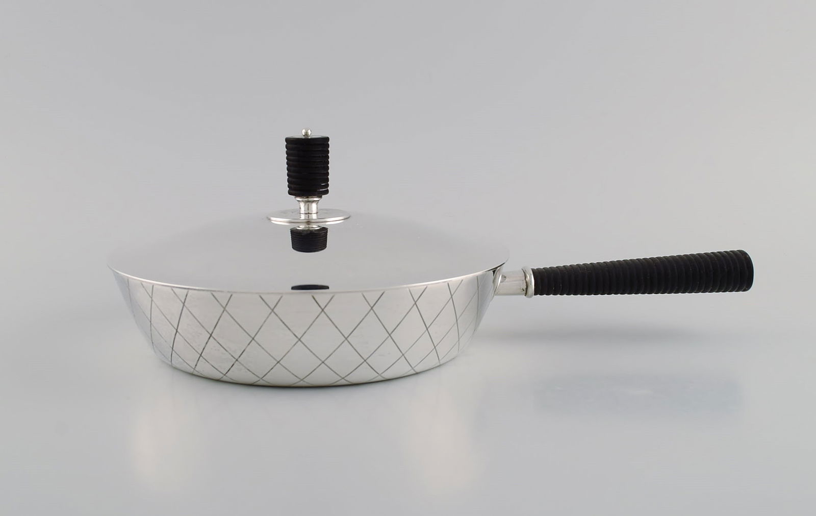 Sigvard Bernadotte for Georg Jensen. Rare casserole in sterling silver with handle and lid knob in: Title:Sigvard Bernadotte for Georg Jensen. Rare casserole in sterling silver with handle and lid knob in ebony. Model number 909C. Description:Sigvard Bernadotte for Georg Jensen. Rare casserole in st