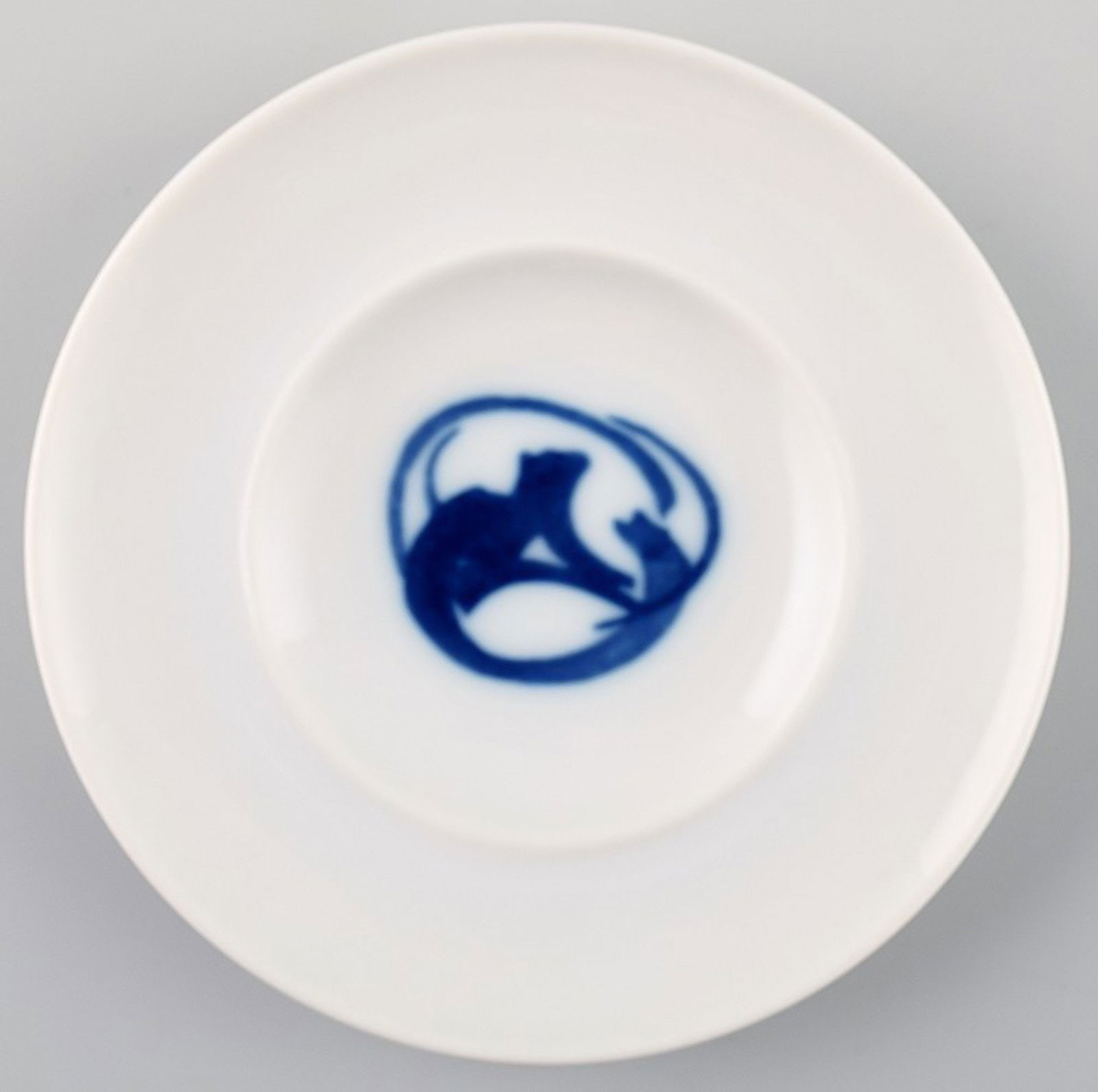 Bing & Grondahl Blue Henning Koppel Butter / salad bowl number 332.: Bing & Grondahl Blue Henning Koppel Butter pads number 332. Measures 9.5 cm. 1st. factory quality. In perfect condition. Reserve: $11.00 Shipping: Domestic: Shipping rates are determined by destinatio