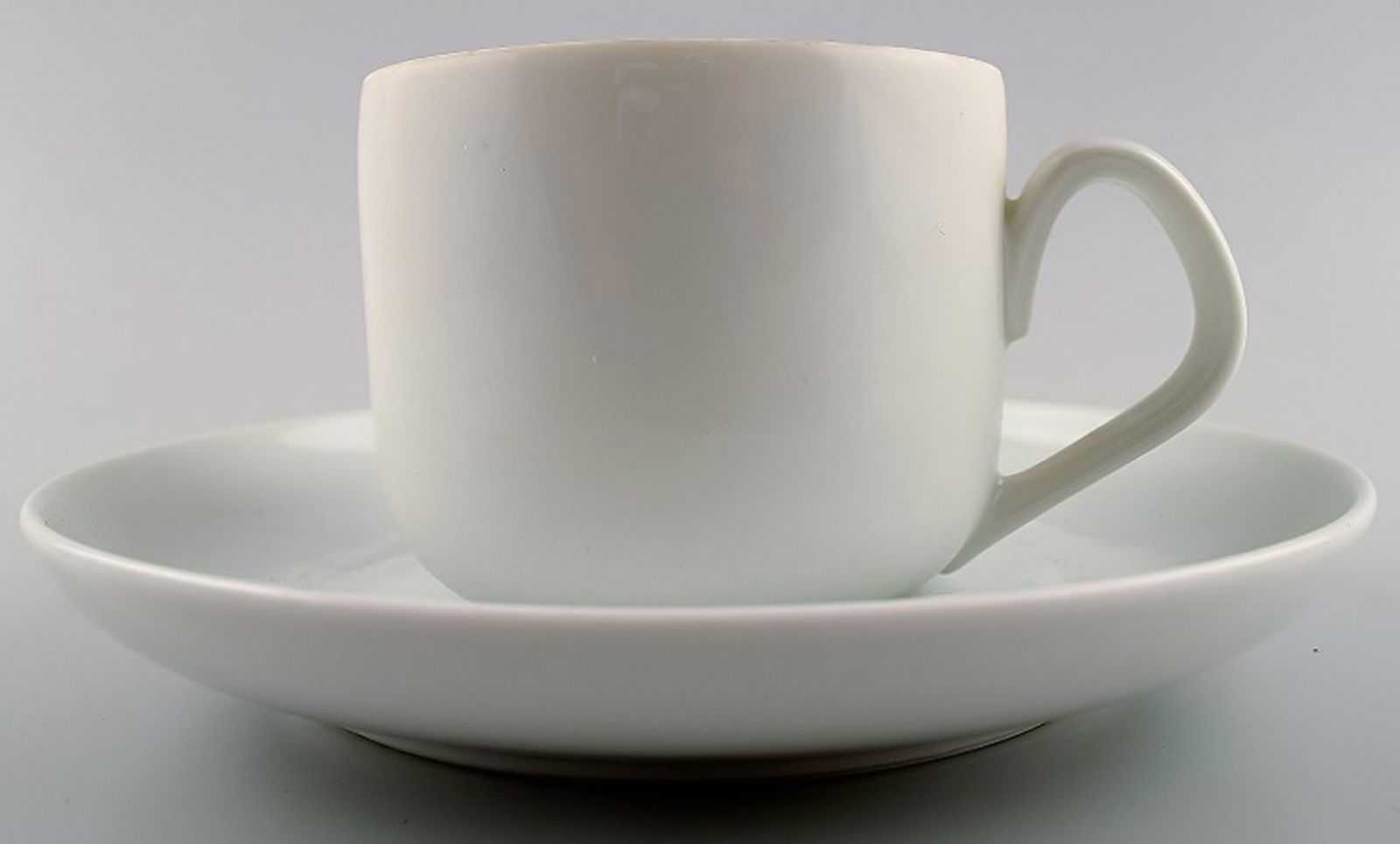 2 sets of Bing & Grondahl B&G, White Koppel, coffee cup and saucer. Designed by Henning Koppel.: 2 sets of Bing & Grondahl B&G, White Koppel, coffee cup and saucer. Designed by Henning Koppel. Decoration number 305. The cup's diameter is 7 cm. 2. factory quality. Perfect condition. Reserve: $14.0
