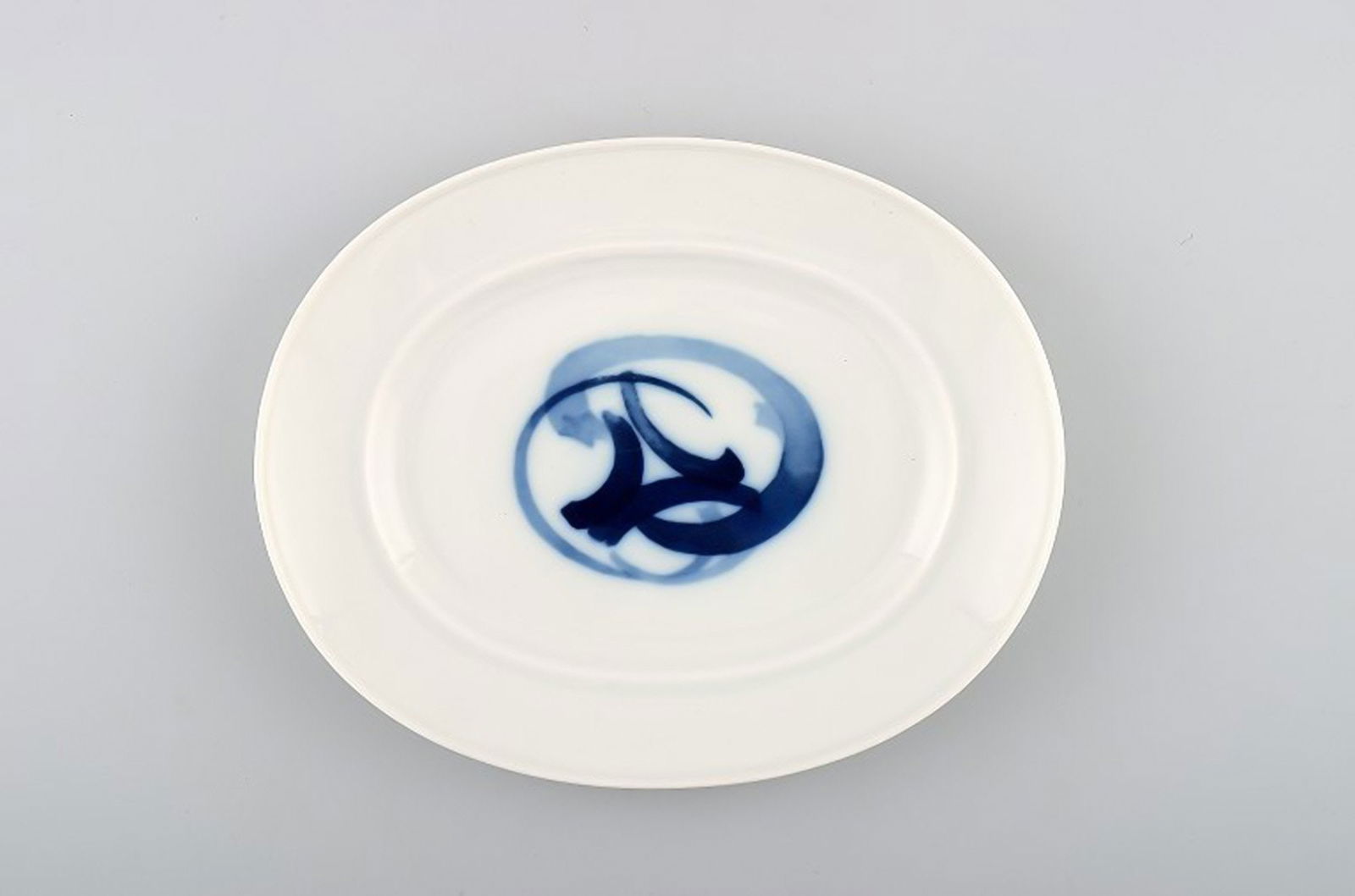 Bing & Grondahl Blue Koppel, small platter. Designed by Henning Koppel.: Bing & Grondahl Blue Koppel, small platter. Designed by Henning Koppel. Decoration number 318. 1st. factory quality. Measures 23 x 18 x 3 cm. Perfect condition Reserve: $63.00 Shipping: Domestic: Ship