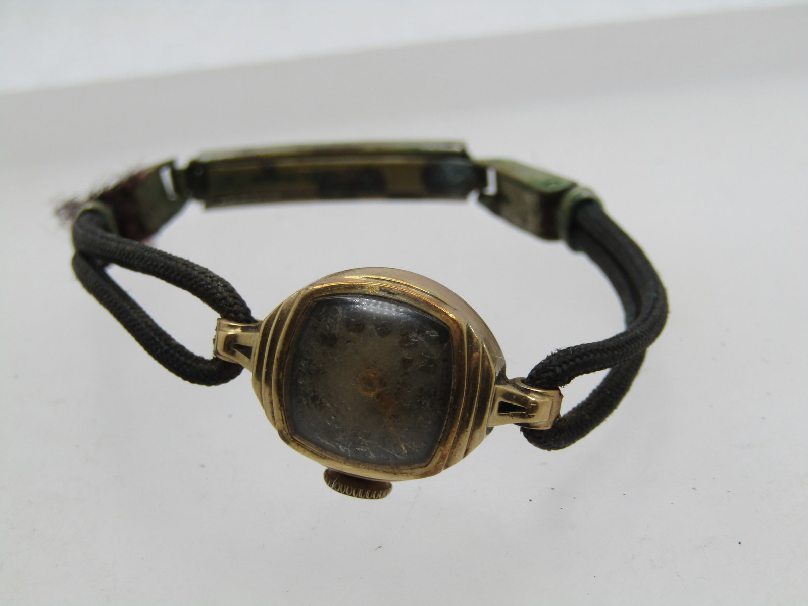 Vintage 14kt Ladies Bulova Watch, Not working, Parts/Repurpose, 1940's-1950's: Vintage 14kt Ladies Bulova Watch, Not working, Parts/Repurpose, 1940's-1950's. Scrap Gold. The crystal on the watch is quite worn and the watch does not run. It is marked 14kt gold on the back. The sc