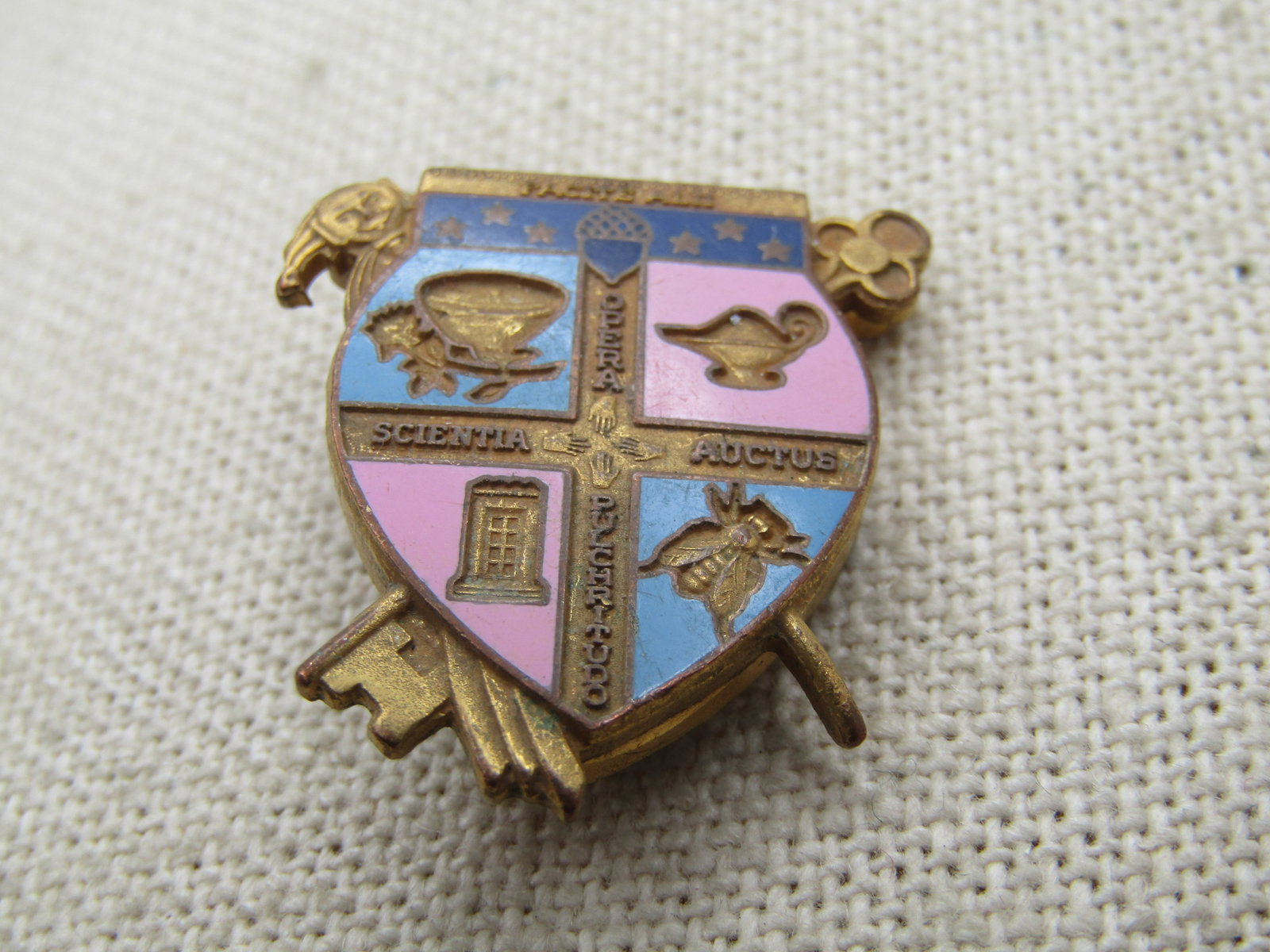 Vintage Fraternity Enameled Facite Alii Opera Coat of Arms Brooch, 1930's-1950's: Vintage Fraternity Enameled Facite Alii Opera Coat of Arms Brooch, 1930's-1950's. 10kt G.F. Weight of appx. 11.60 gr. This has pink and blue enameling over a shield shape with a key that passes under 