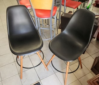 PAIR OF RETRO HERMAN MILLER EAMES STYLE MOLDED TULIP SCANDINAVIAN MODERN POLYCARBONATE BAR STOOL