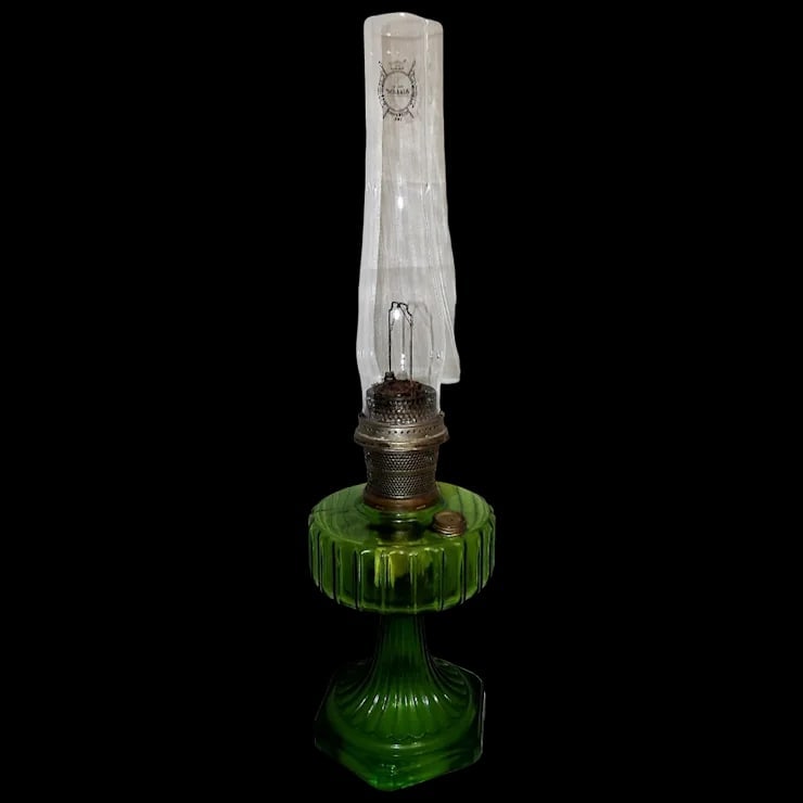 Aladdin Green Corinthian Nu-Type B-102 Oil Lamp with New Chimney: This Aladdin Green Corinthian Nu-Type B Oil Lamp with New Chimney is in excellent condition. NO chips, cracks, or flea bites. The chimney is new in the box. Has the mantle hanger usually missing from 