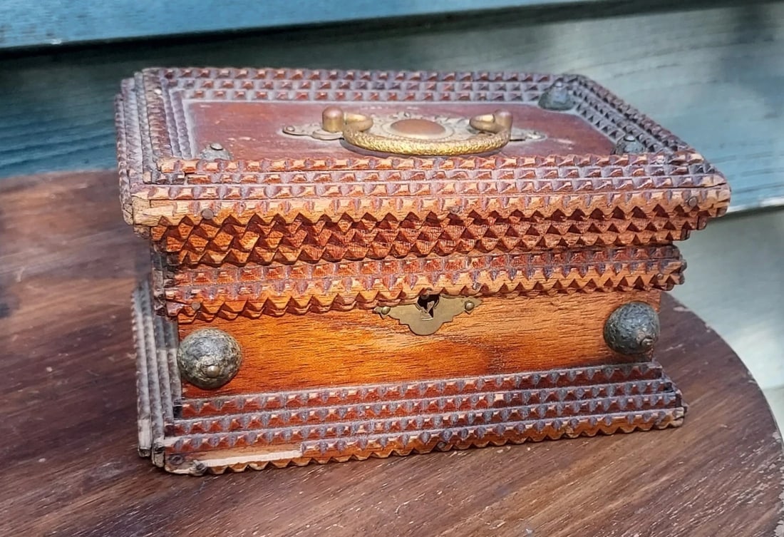 Folk Art Tramp Art Locking Box Small Cute (1 of 5)
