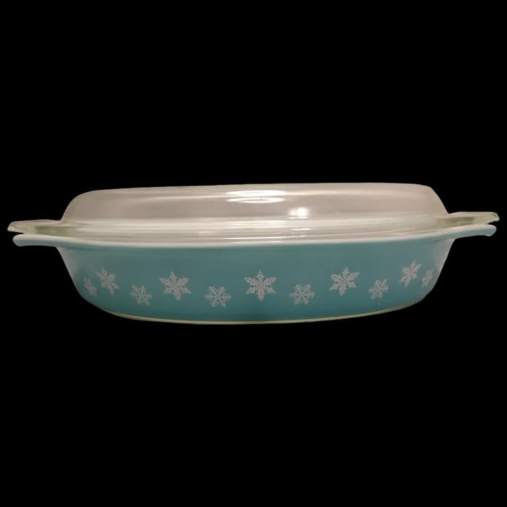 Pyrex 1 ½ Qt Turquoise Snowflake Divided Casserole Dish with Lid #8: This Pyrex 1 ½ Qt Turquoise Snowflake Divided Casserole Dish with Lid is in excellent condition. The Glass top is 945C 8. It is not the divided lid but it is one that came with the casserole. Sno