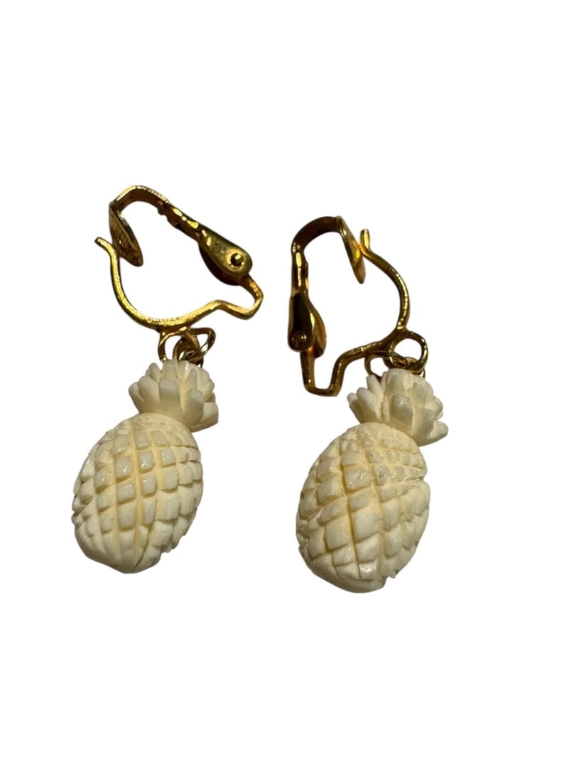 Rare Vintage Hawaiian Hawaii Pineapple CARVED COW BONE PINEAPPLE EARRINGS: These rare vintage Hawaiian pineapple carved cow bone earrings are a unique and stylish accessory for women. Handmade in the United States, these dangle/drop earrings feature a cream color and are per