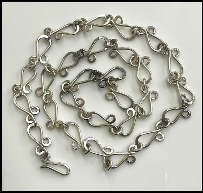 Heavy Vintage MEXICO Sterling Silver Fancy Barbed Wire Necklace: DescriptionHeavy Vintage MEXICO Sterling Silver Fancy Barbed Wire NecklaceSterling SilverWeighs 60 gramsApprox. 28 inches lengthReserve: $195.00Shipping:Domestic: Flat-rate of $6.00 to anywhere within