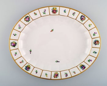 Royal Copenhagen Henriette oval serving dish. Hand-painted porcelain, Henriette No. 444/8541.
