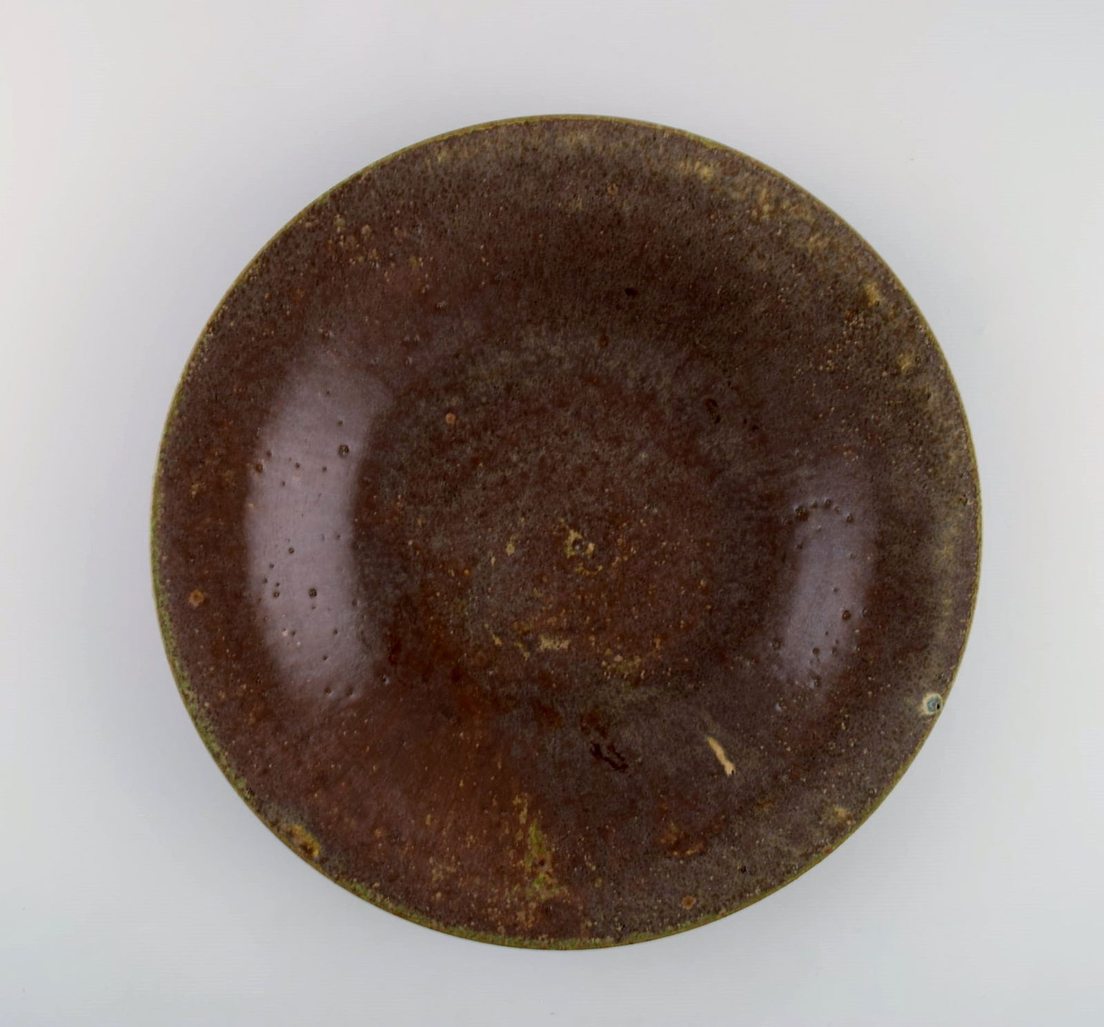 Arne Bang (1901-1983), Denmark. Round bowl / dish in glazed ceramics. Model number 50. 1940s / 50s.: Arne Bang (1901-1983), Denmark. Round bowl / dish in glazed ceramics. Model number 50. 1940s / 50s. Measures: 27.5 x 5 cm. In excellent condition. Signed. Reserve: $700.00 Shipping: Domestic: Shippin