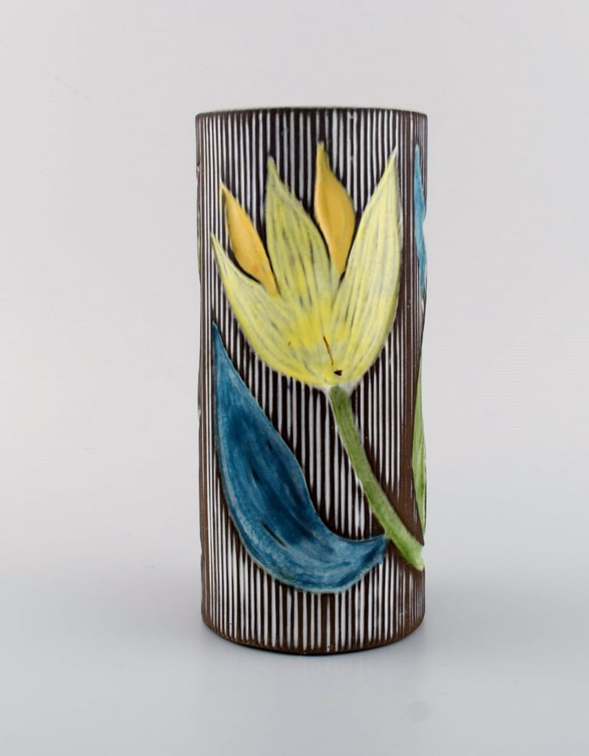 Mari Simmulson (1911-2000) for Upsala-Ekeby. Vase in glazed ceramics with floral decoration.: Mari Simmulson (1911-2000) for Upsala-Ekeby. Vase in glazed ceramics with floral decoration. Mid-20th century. Measures: 19.5 x 9 cm. In excellent condition. Stamped. Reserve: $140.00 Shipping: Domes